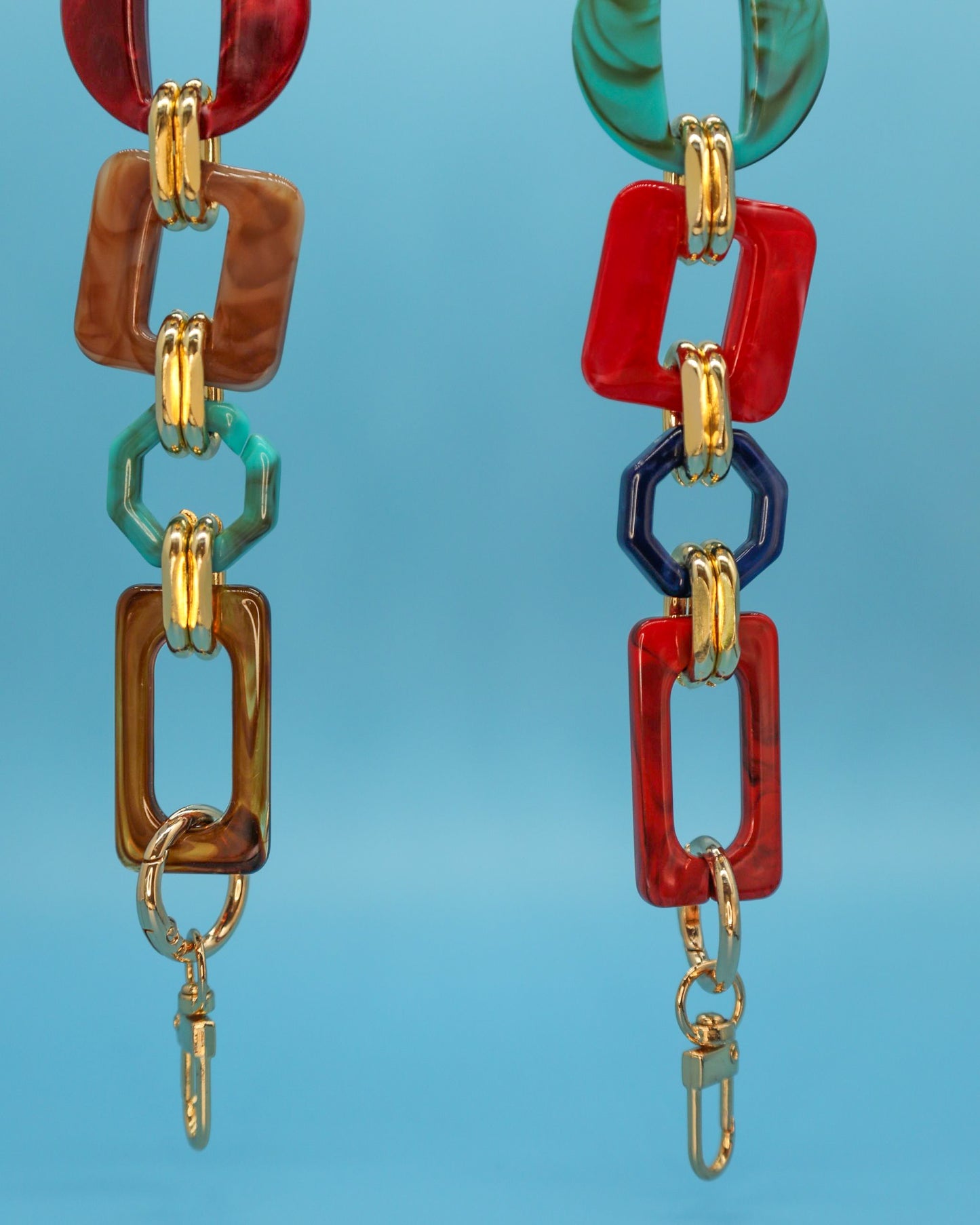 “Multicolour acrylic resin chain strap with gold clasps, 56 cm.”