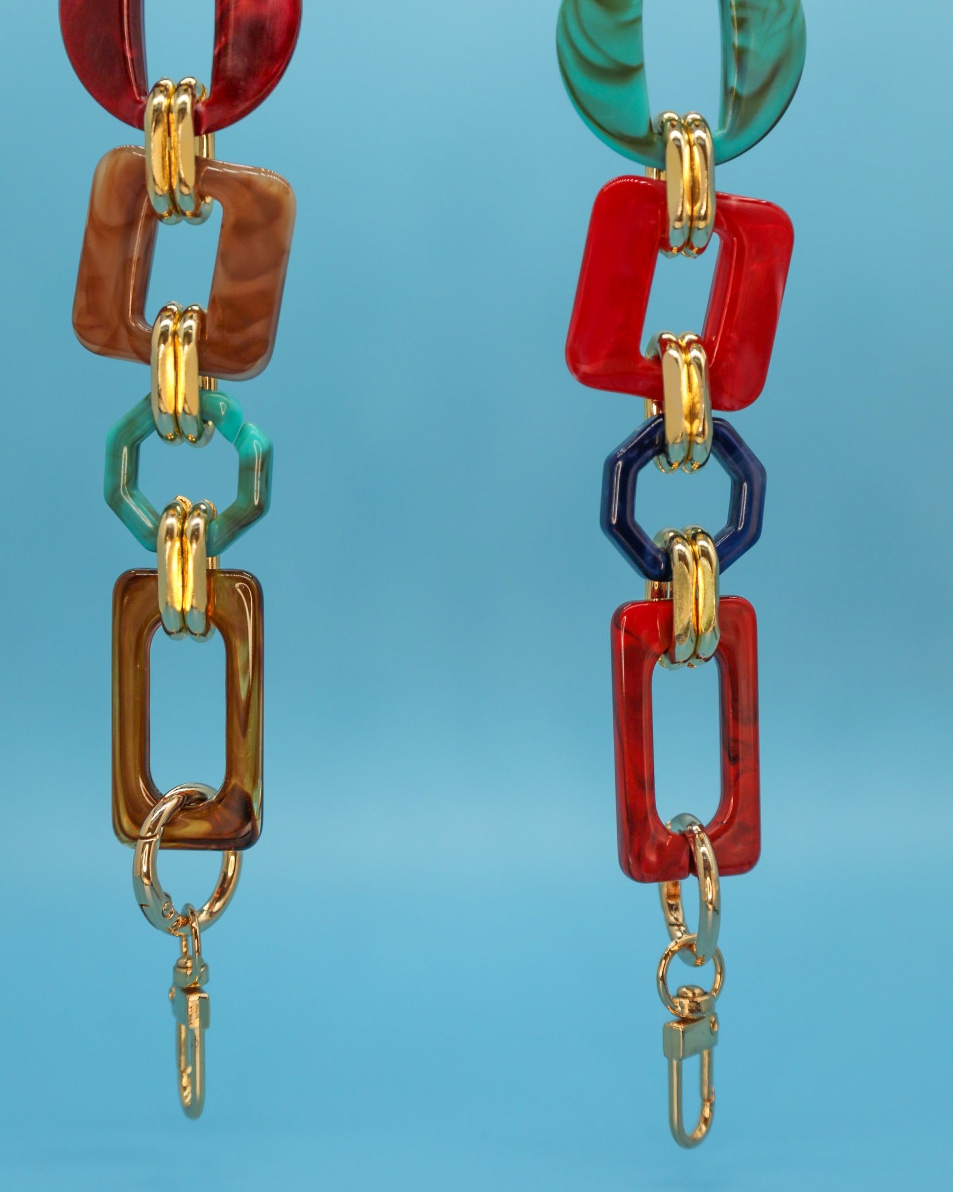 “Multicolour acrylic resin chain strap with gold clasps, 56 cm.”