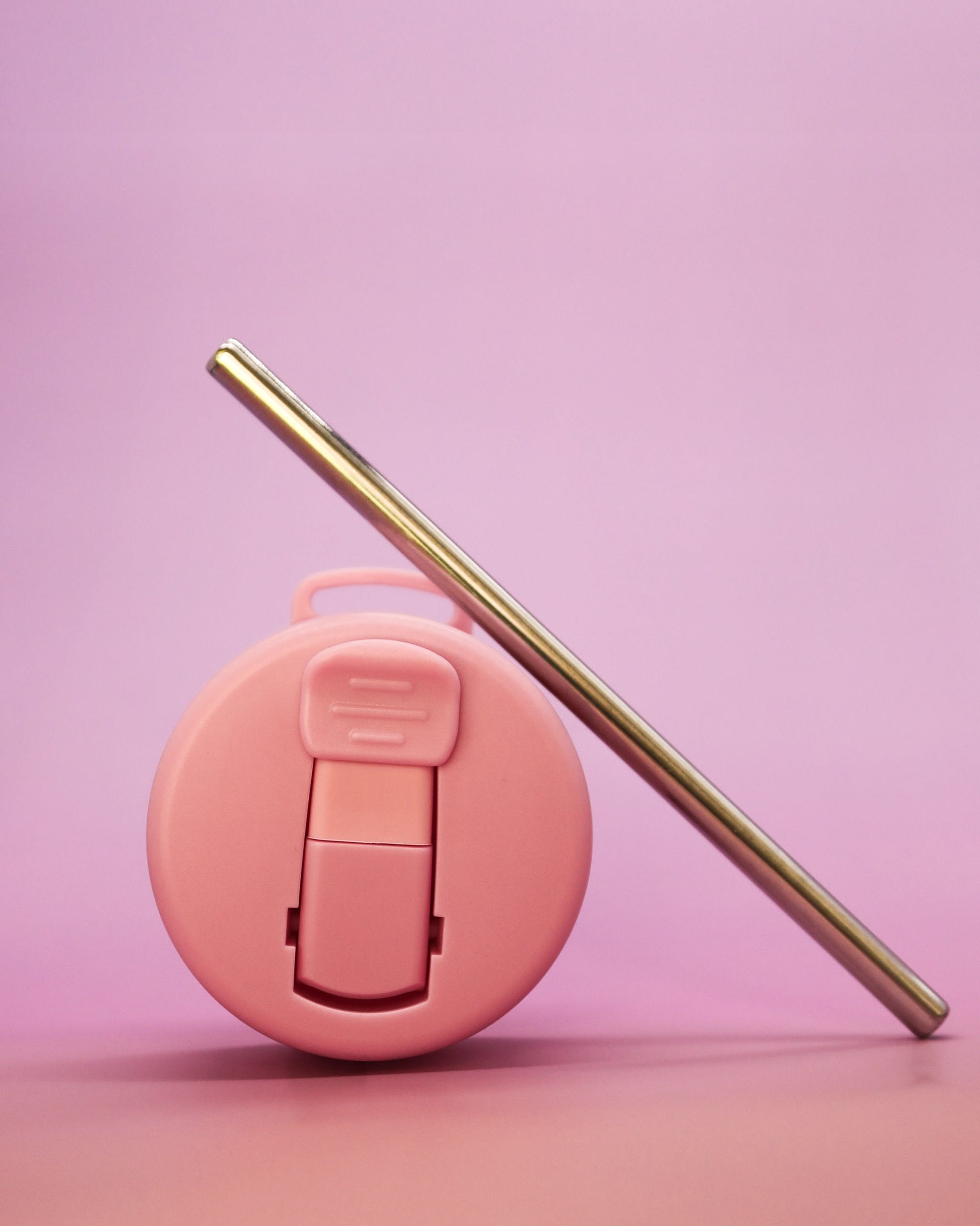 Pink flip lid wih stainless steel straw