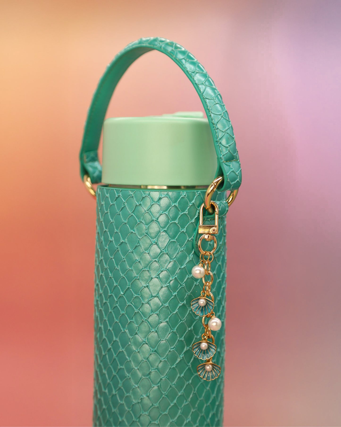 Green and gold shell charm on Loomi waterbottle 